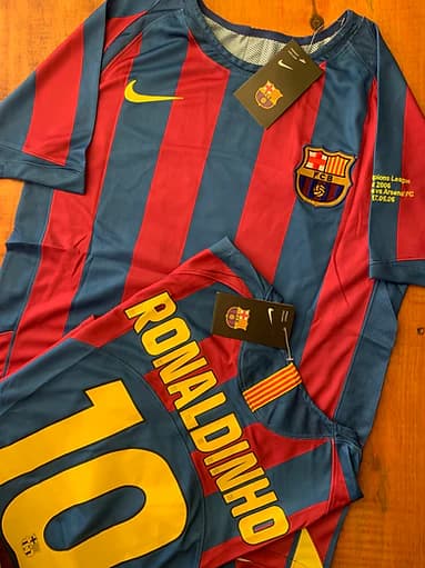 Camisa Barcelona 2006 Retrô – Nº 10 Ronaldinho